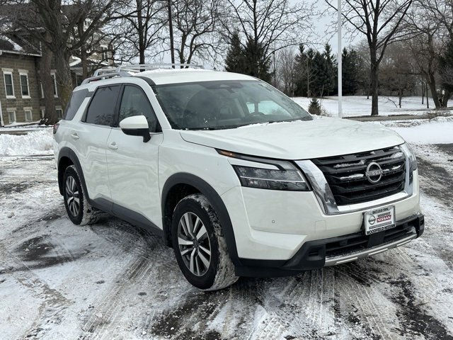 Certified 2024 Nissan Pathfinder SL image 3