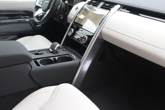 New 2025 Land Rover Discovery S image 19