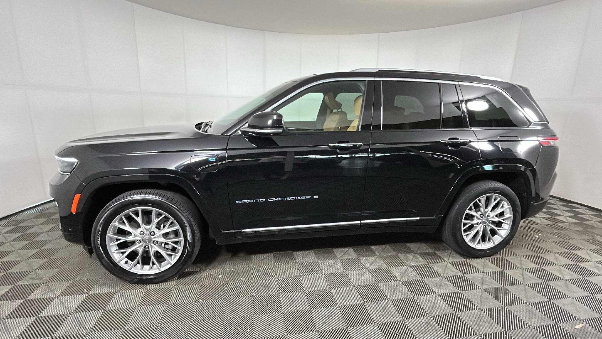 Used 2023 Jeep Grand Cherokee Summit AWD/4WD image 6