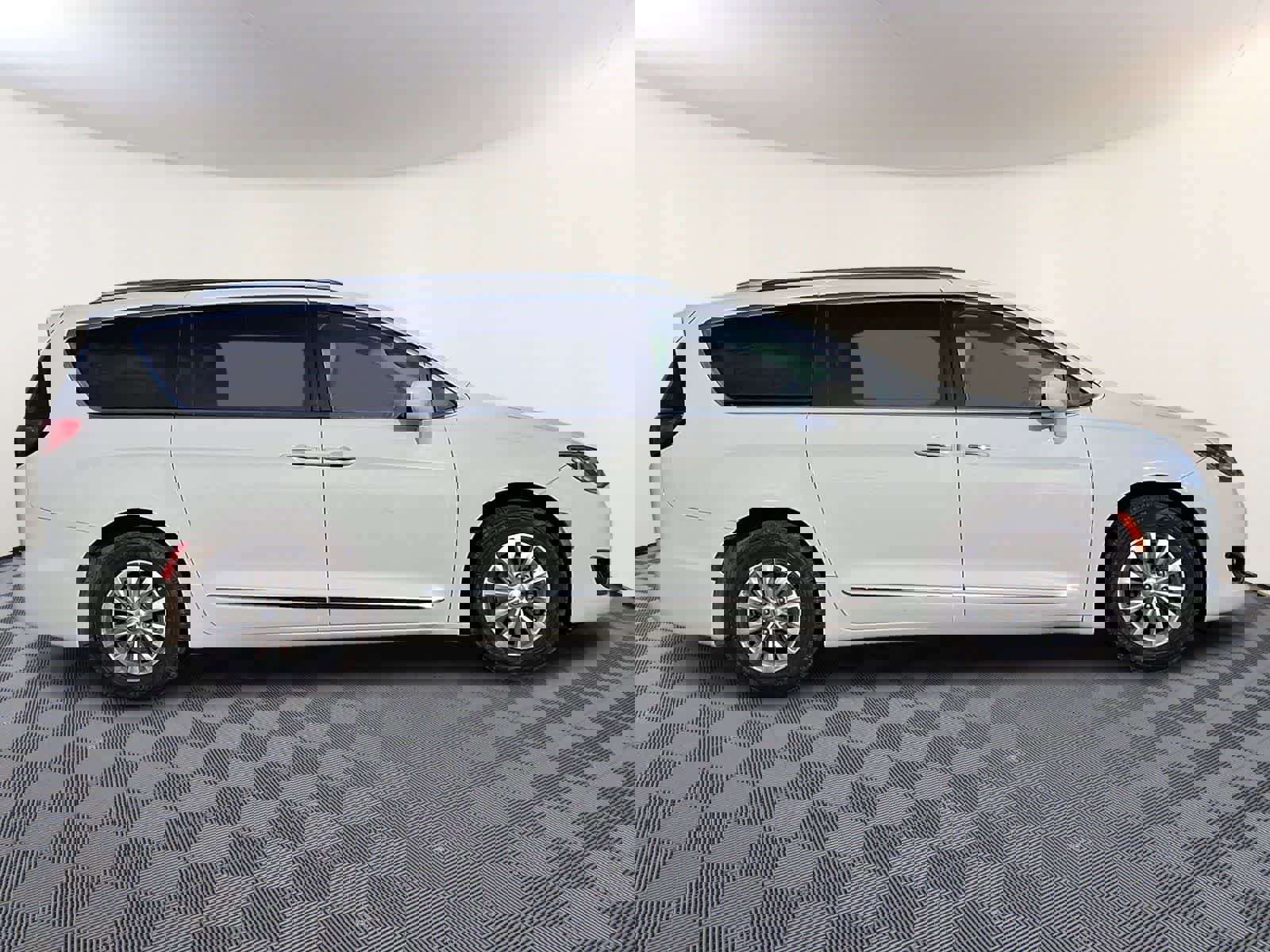 Used 2019 Chrysler Pacifica Touring-L image 8