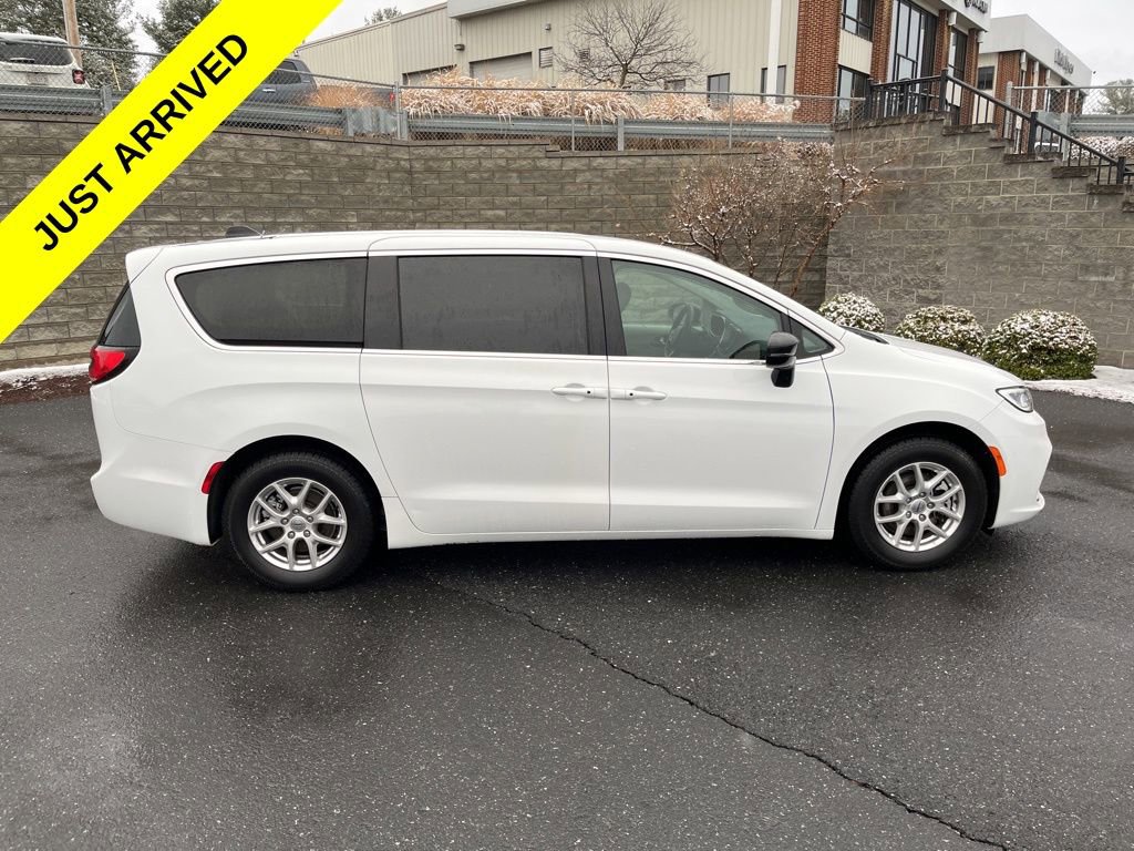Used 2024 Chrysler Pacifica Touring-L image 3