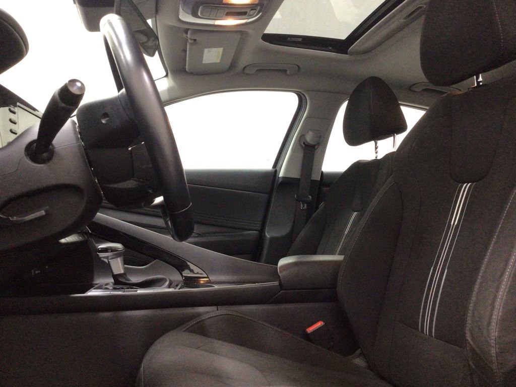Used 2021 Hyundai Elantra SEL w/ Convenience + Premium Package image 9