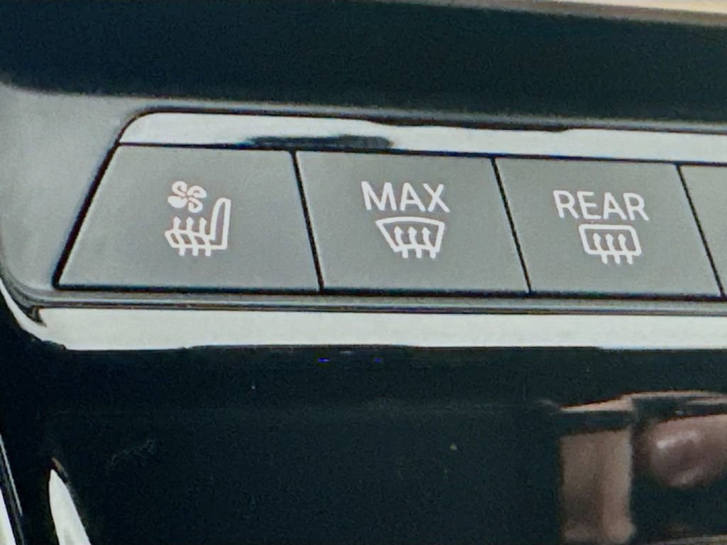 Used 2020 BMW M8 Convertible image 22