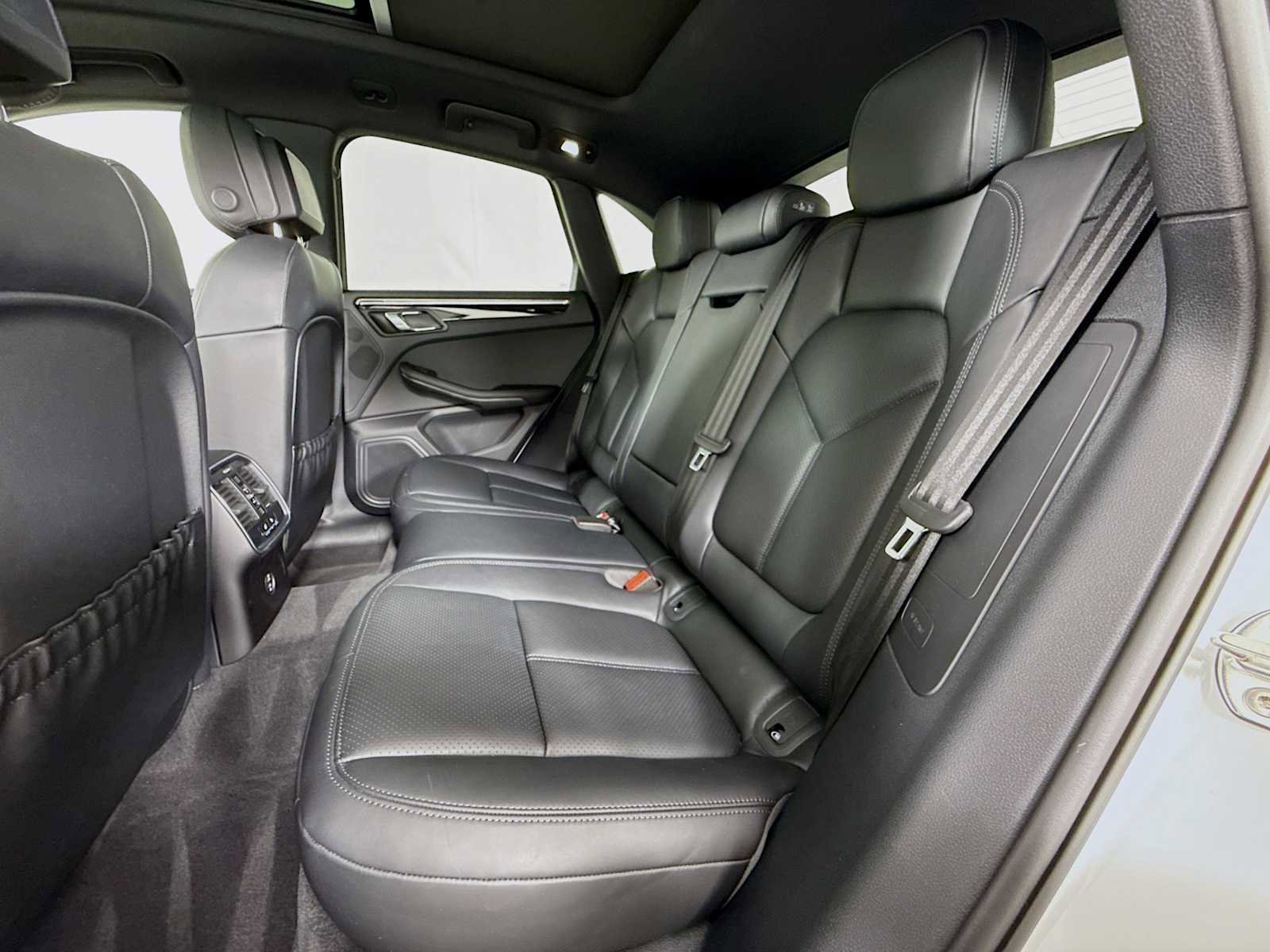 Certified 2025 Porsche Macan T image 24