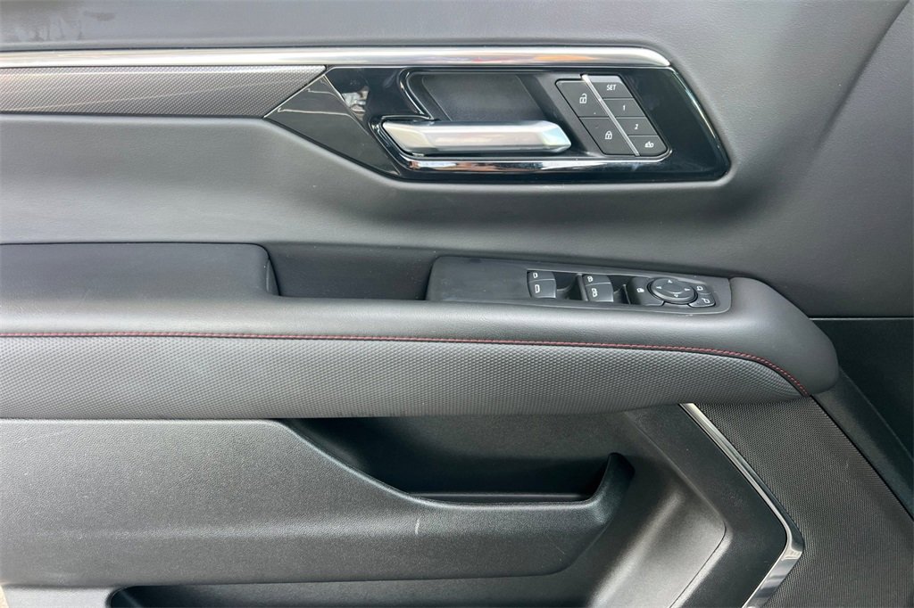 Used 2025 Chevrolet Suburban RST image 16