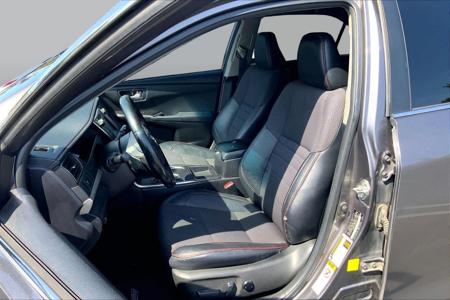 Used 2016 Toyota Camry SE FWD image 7
