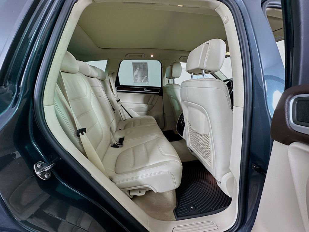 Used 2013 Volkswagen Touareg TDI image 29