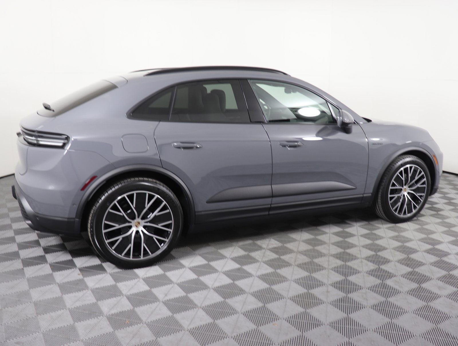 Certified 2025 Porsche Macan Electric RWD image 8