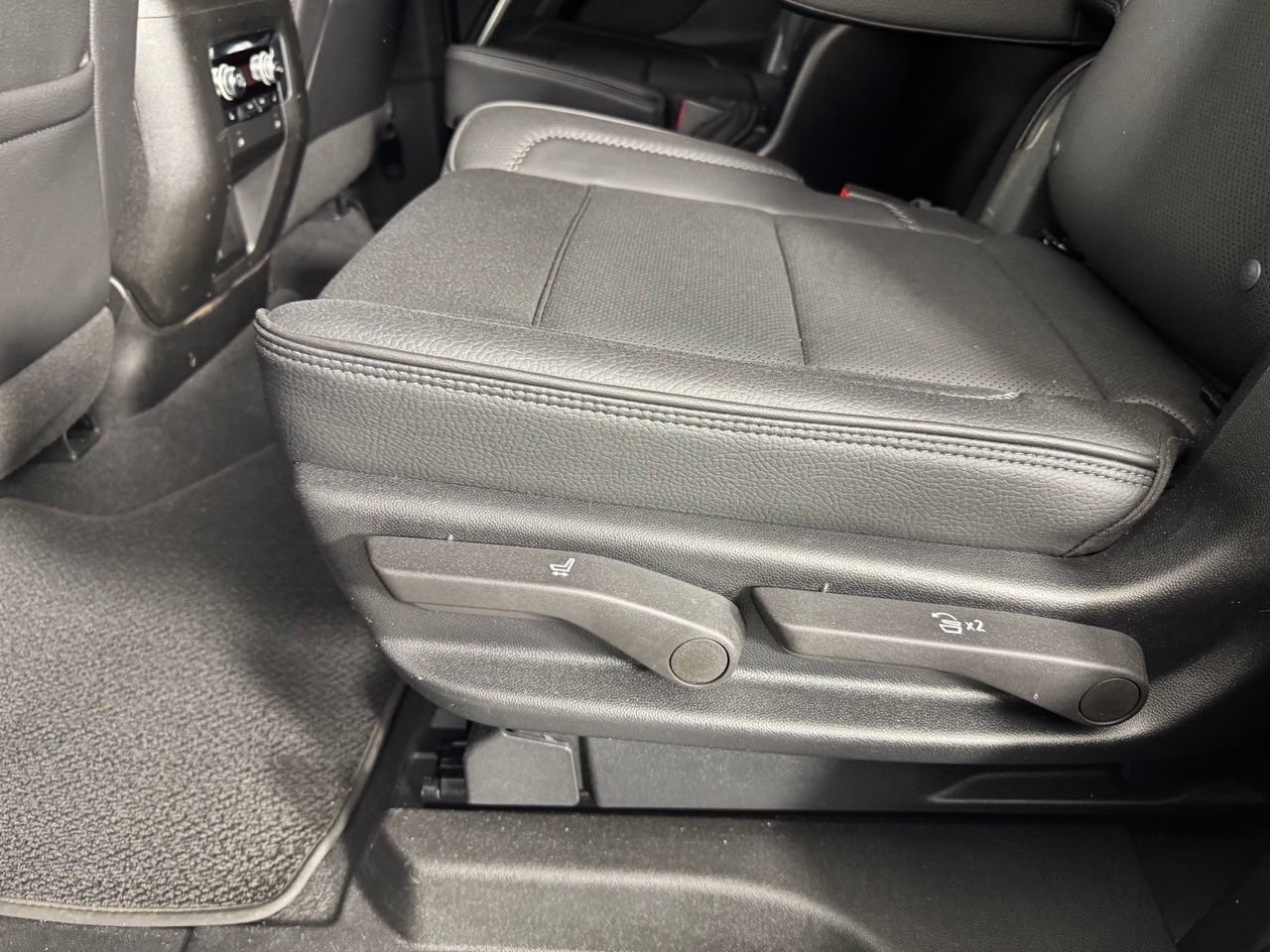 Used 2022 GMC Yukon Denali AWD/4WD image 30