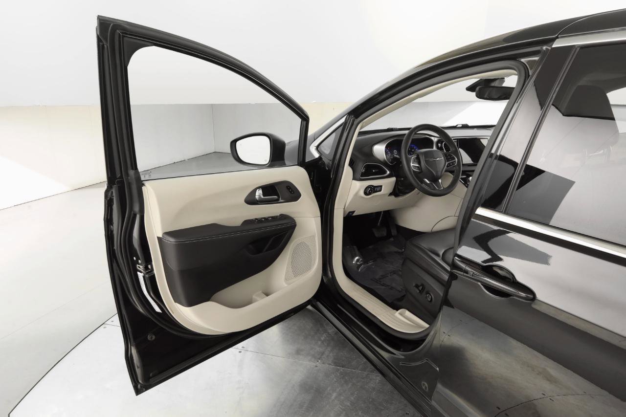 Used 2023 Chrysler Pacifica Touring-L image 11