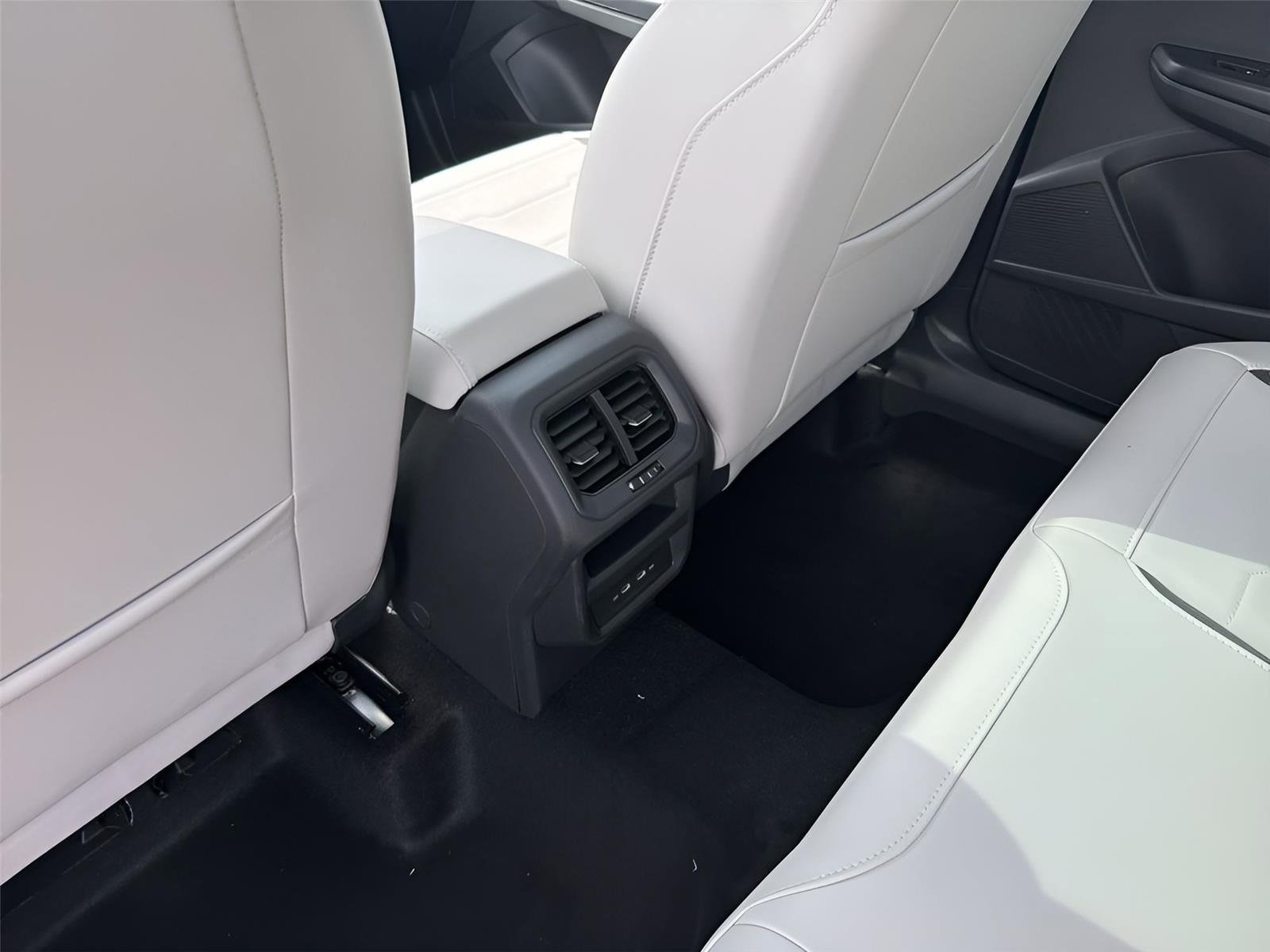 New 2026 Volkswagen Taos SE FWD image 25