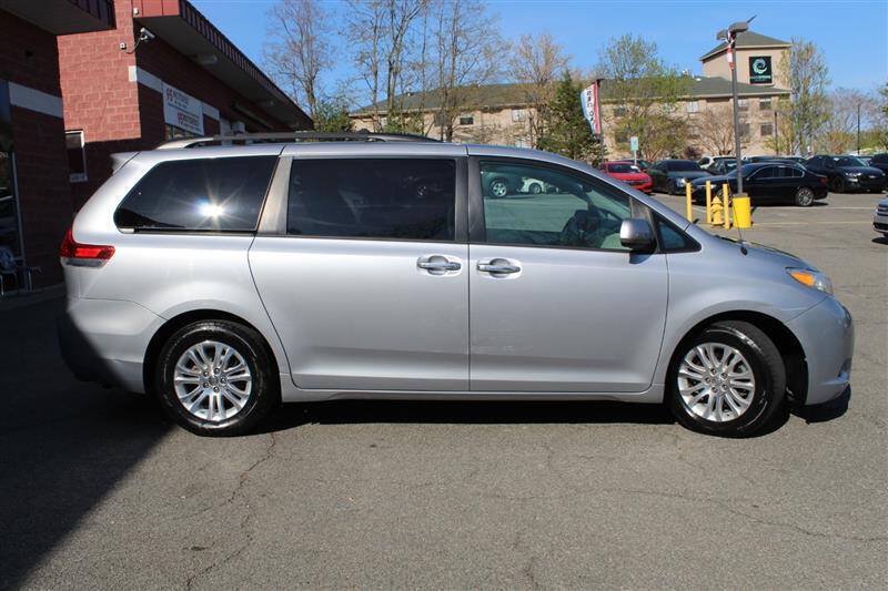 Used 2013 Toyota Sienna XLE w/ Entertainment Pkg FWD image 6