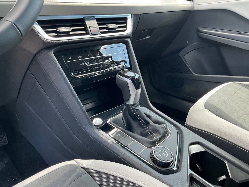 New 2025 Volkswagen Taos SE image 20