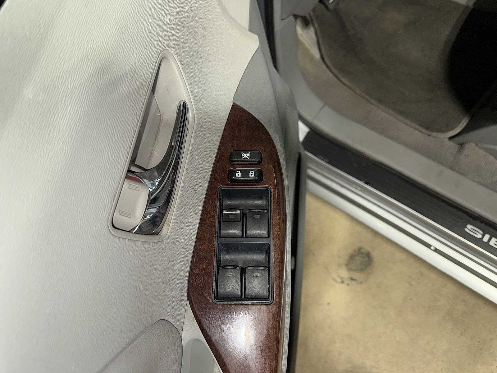 Used 2011 Toyota Sienna XLE image 22