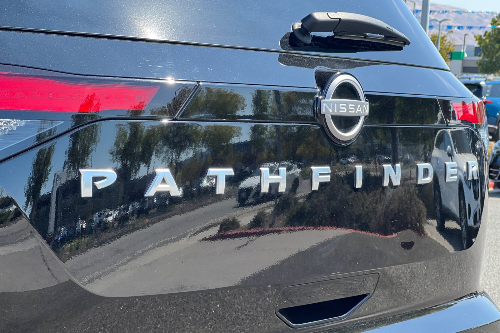 Certified 2025 Nissan Pathfinder SV FWD image 34