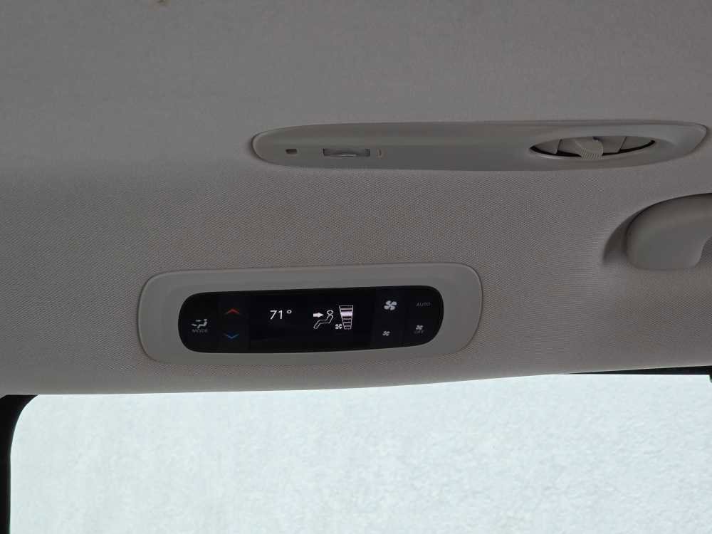 Used 2024 Chrysler Pacifica Touring-L image 16