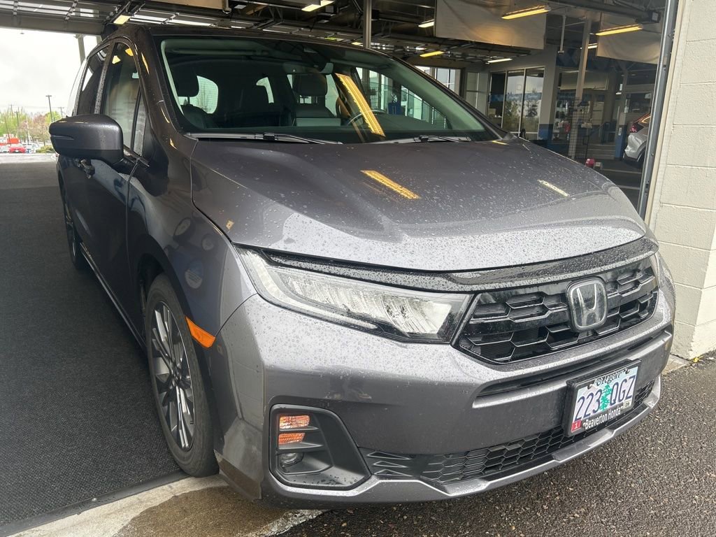 Used 2025 Honda Odyssey Touring image 3
