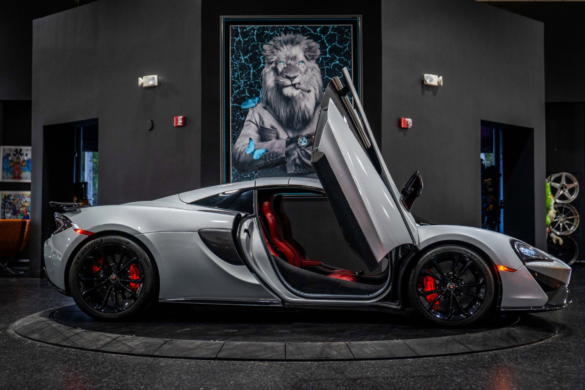 Used 2018 McLaren 570S Spider image 30