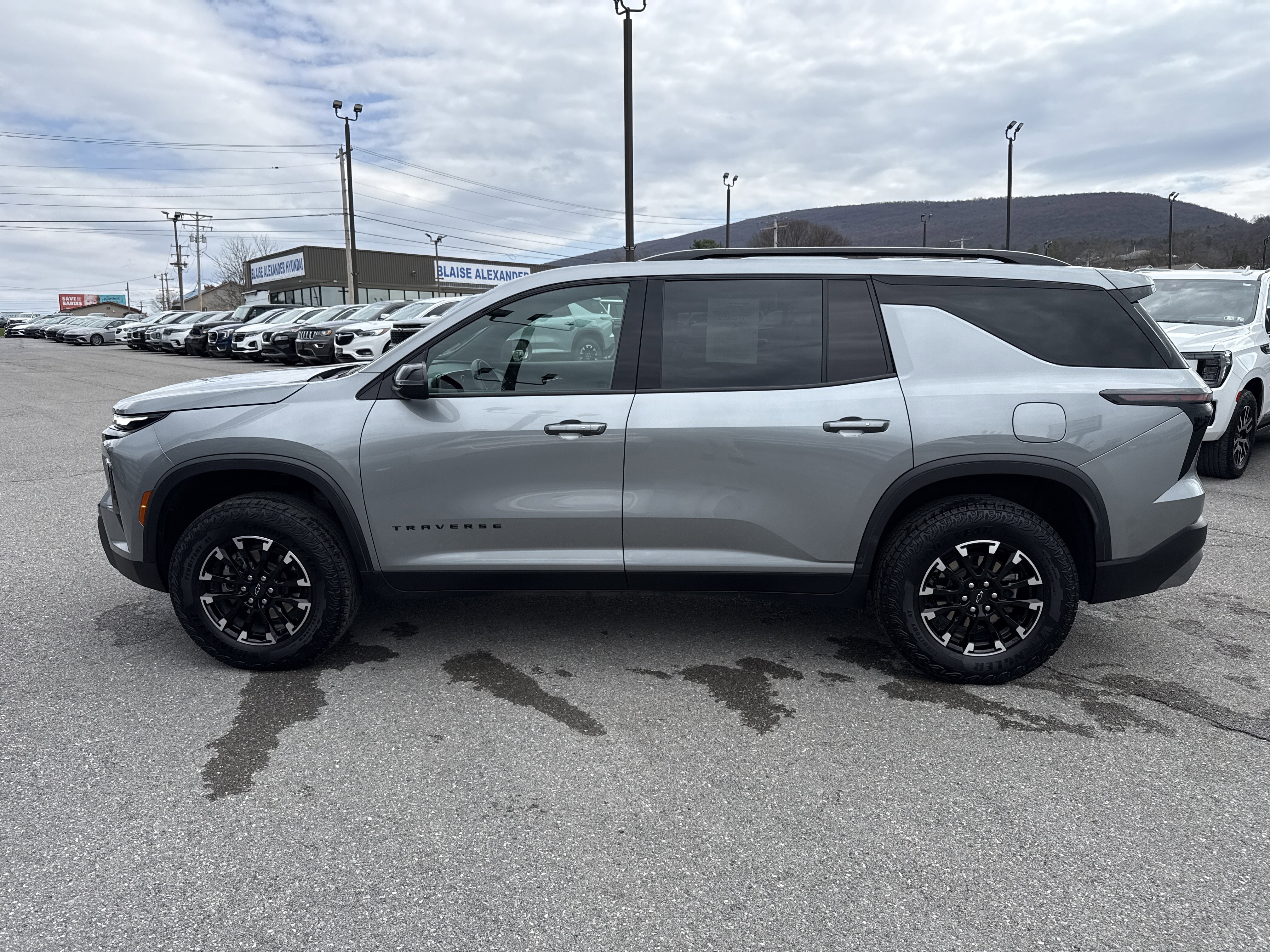 Used 2025 Chevrolet Traverse Z71 image 7