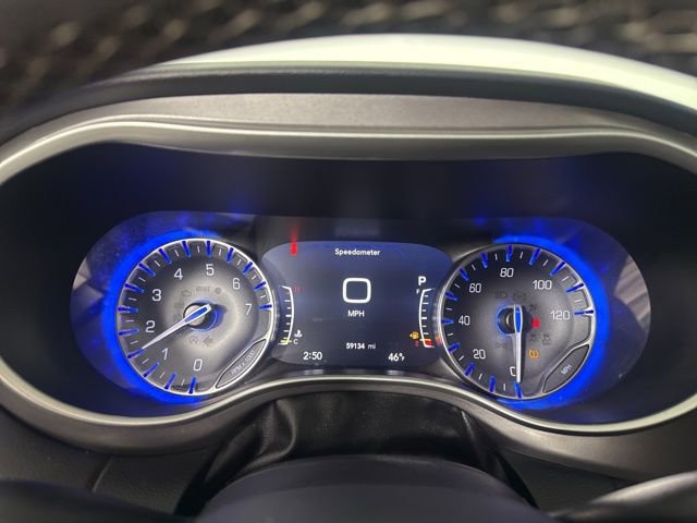 Used 2023 Chrysler Pacifica Touring-L image 37