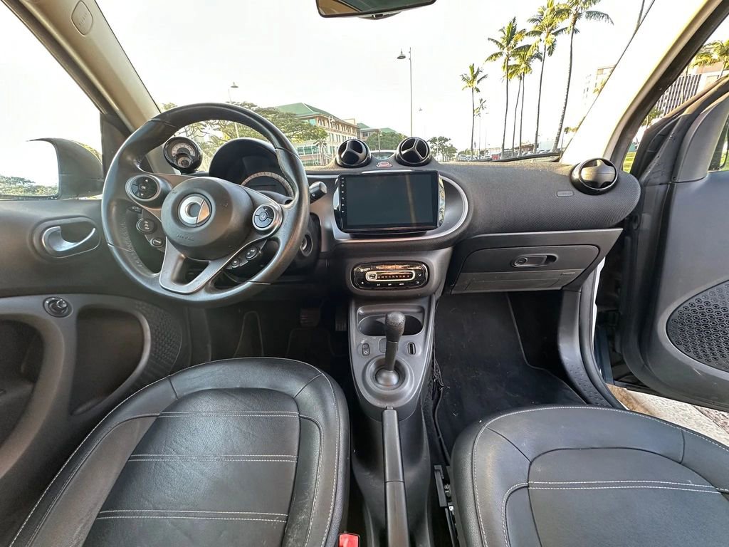 Used 2017 smart fortwo passion image 10