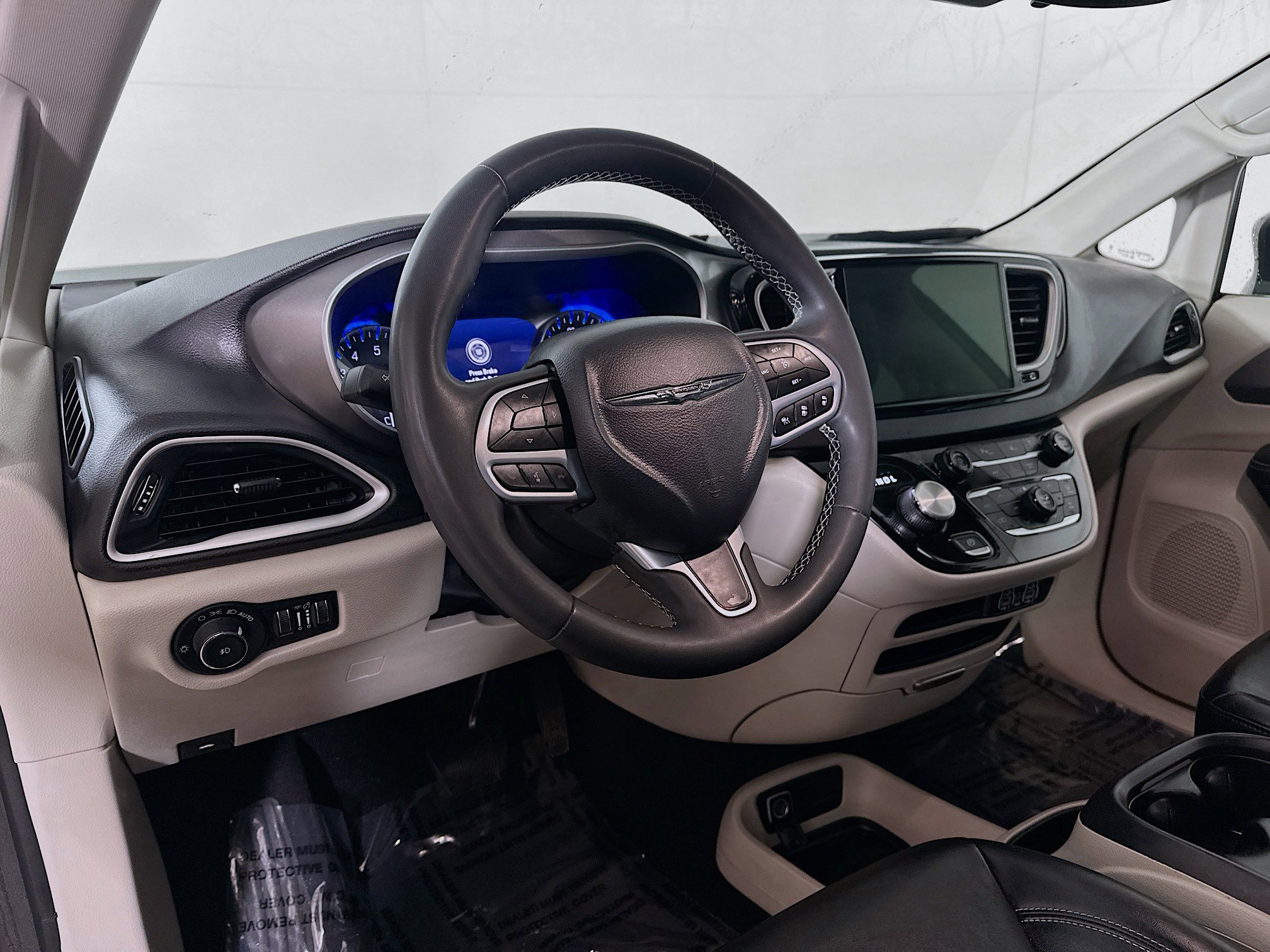 Used 2023 Chrysler Pacifica Touring-L FWD image 9