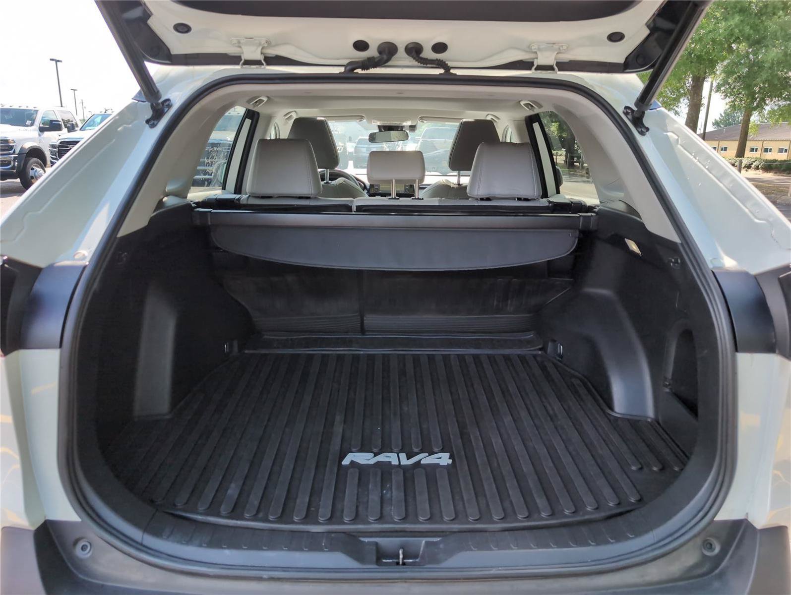 Used 2022 Toyota RAV4 XLE Premium AWD/4WD image 6