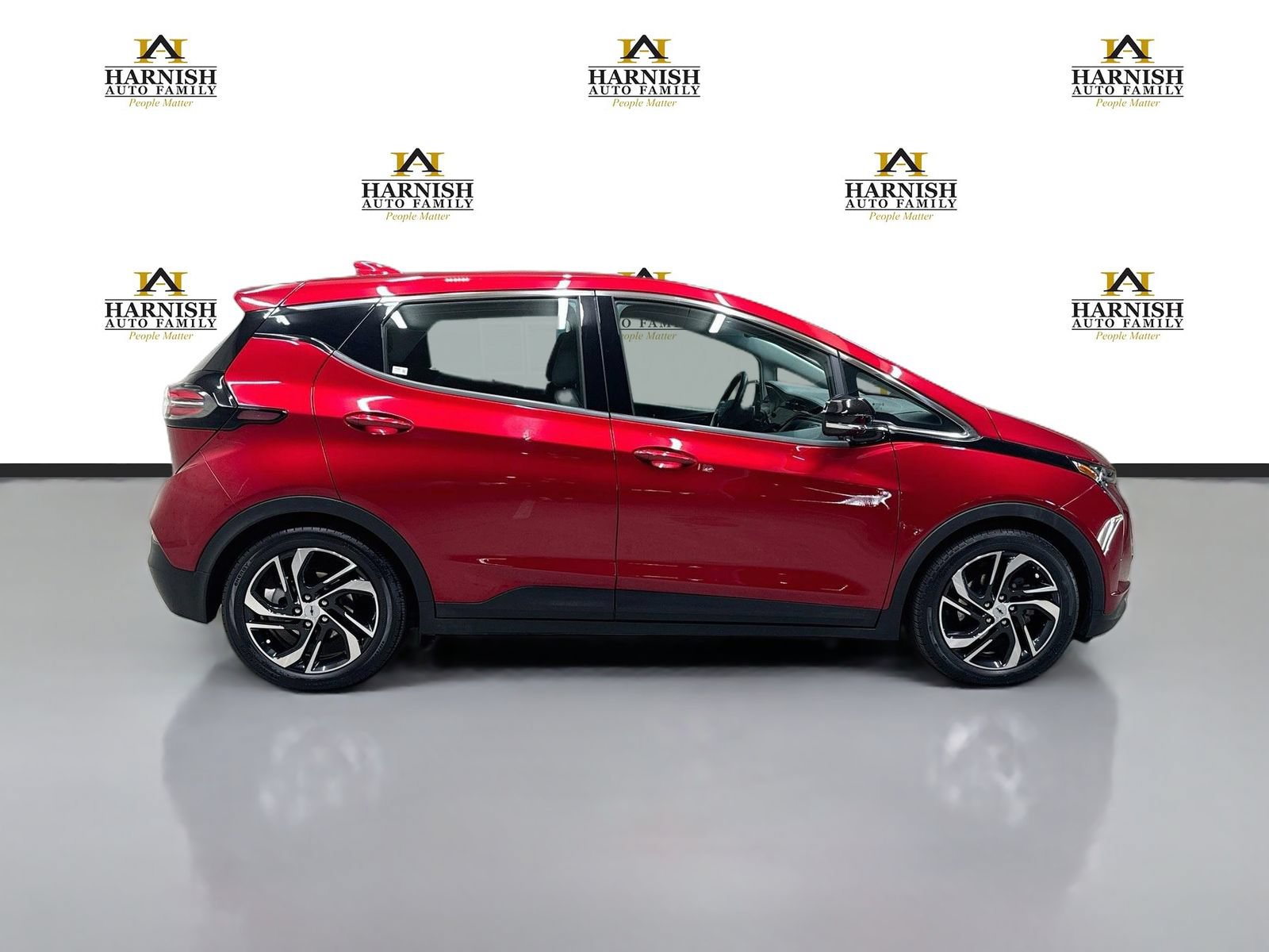 Used 2023 Chevrolet Bolt LT w/ Infotainment Package FWD image 5