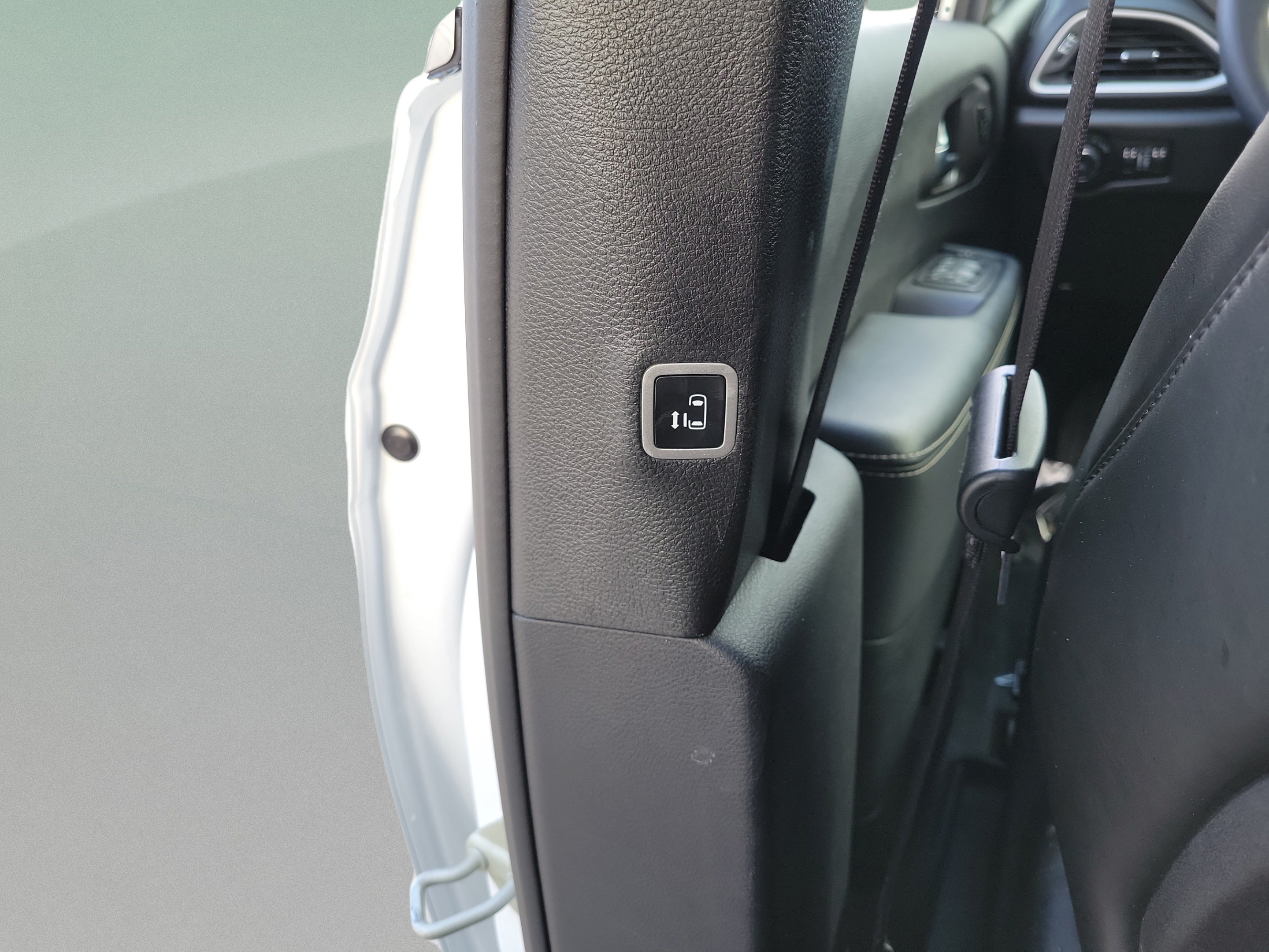 Used 2025 Chrysler Pacifica Select FWD image 15