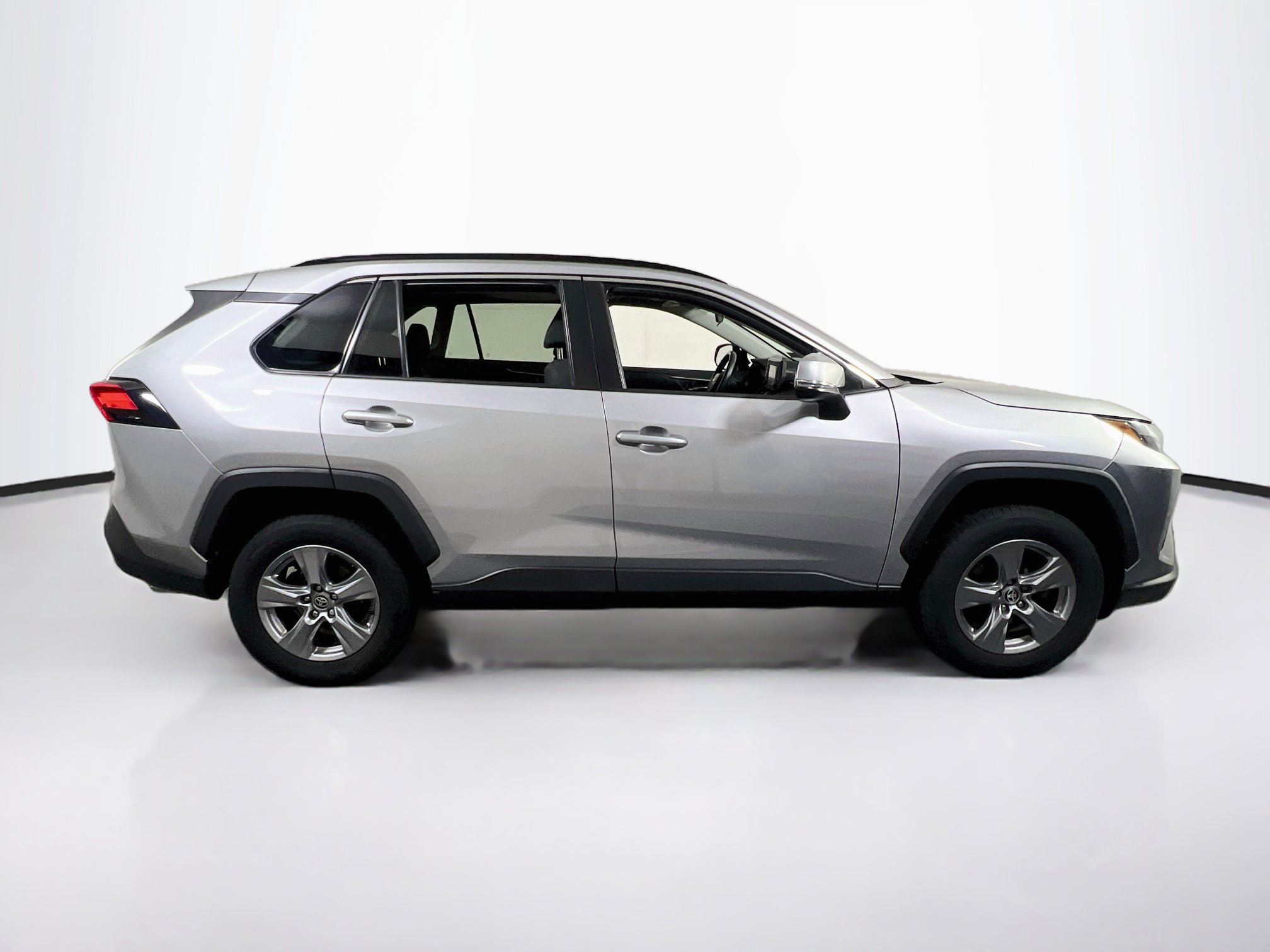 Used 2022 Toyota RAV4 XLE w/ Convenience Package AWD/4WD image 4