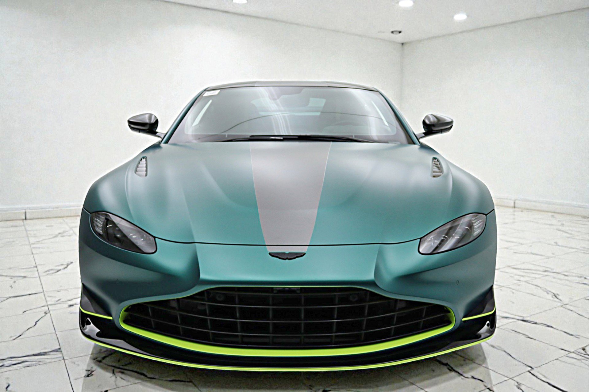 Used 2023 Aston Martin V8 Vantage Coupe image 28