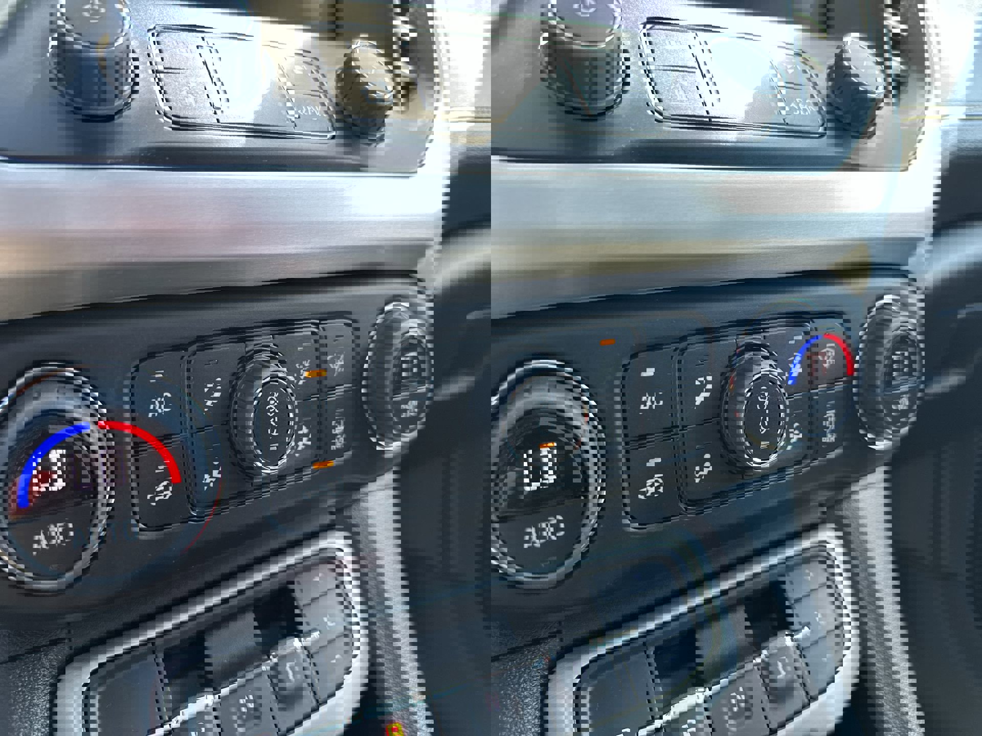 Certified 2023 GMC Acadia SLT w/ Elevation Edition AWD/4WD image 18