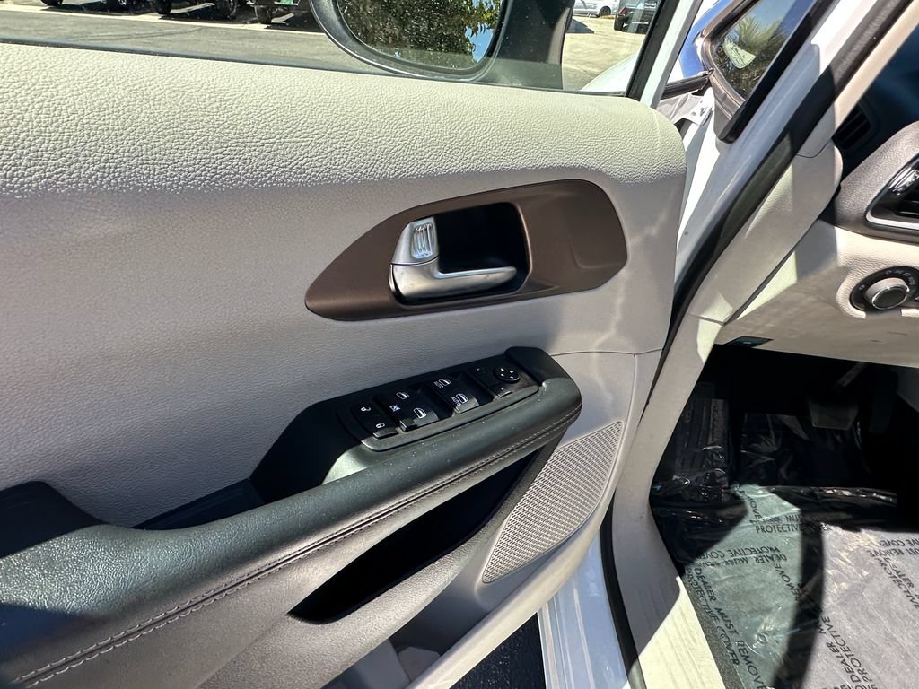Certified 2024 Chrysler Voyager LX FWD image 25