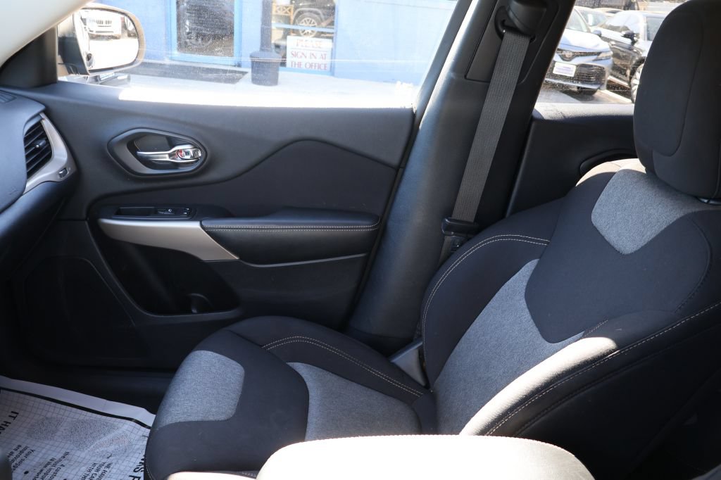Used 2018 Jeep Cherokee Latitude FWD image 35