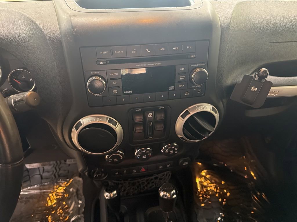 Used 2016 Jeep Wrangler Unlimited Sahara w/ Connectivity Group image 19