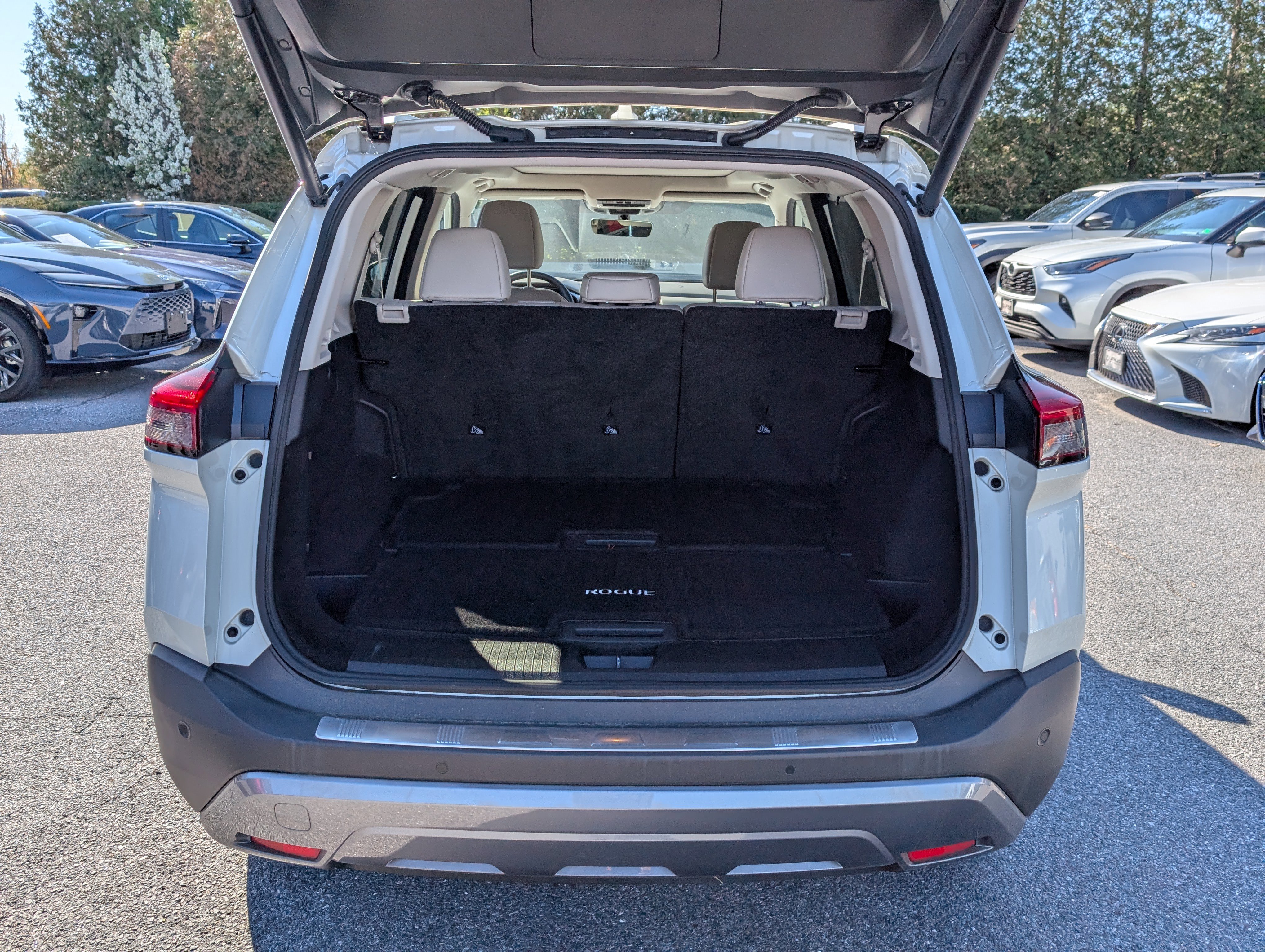 Used 2023 Nissan Rogue SL w/ SL Premium Package image 13