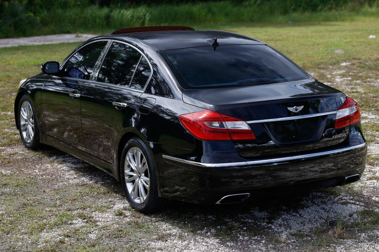 Used 2013 Hyundai Genesis 3.8 w/ Premium Pkg RWD image 5