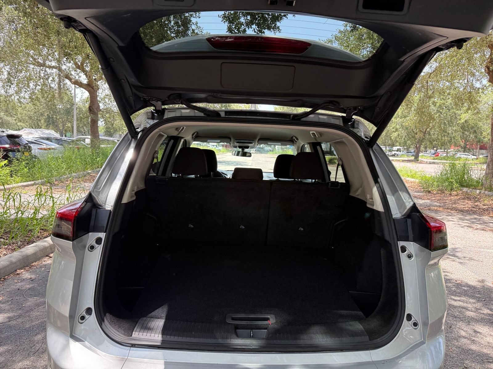 Used 2025 Nissan Rogue SV FWD image 30