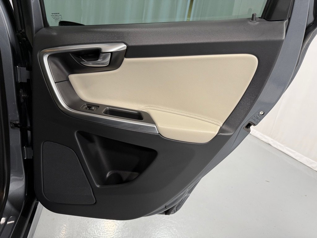 Used 2017 Volvo XC60 T5 Dynamic w/ Preferred Option Package image 27