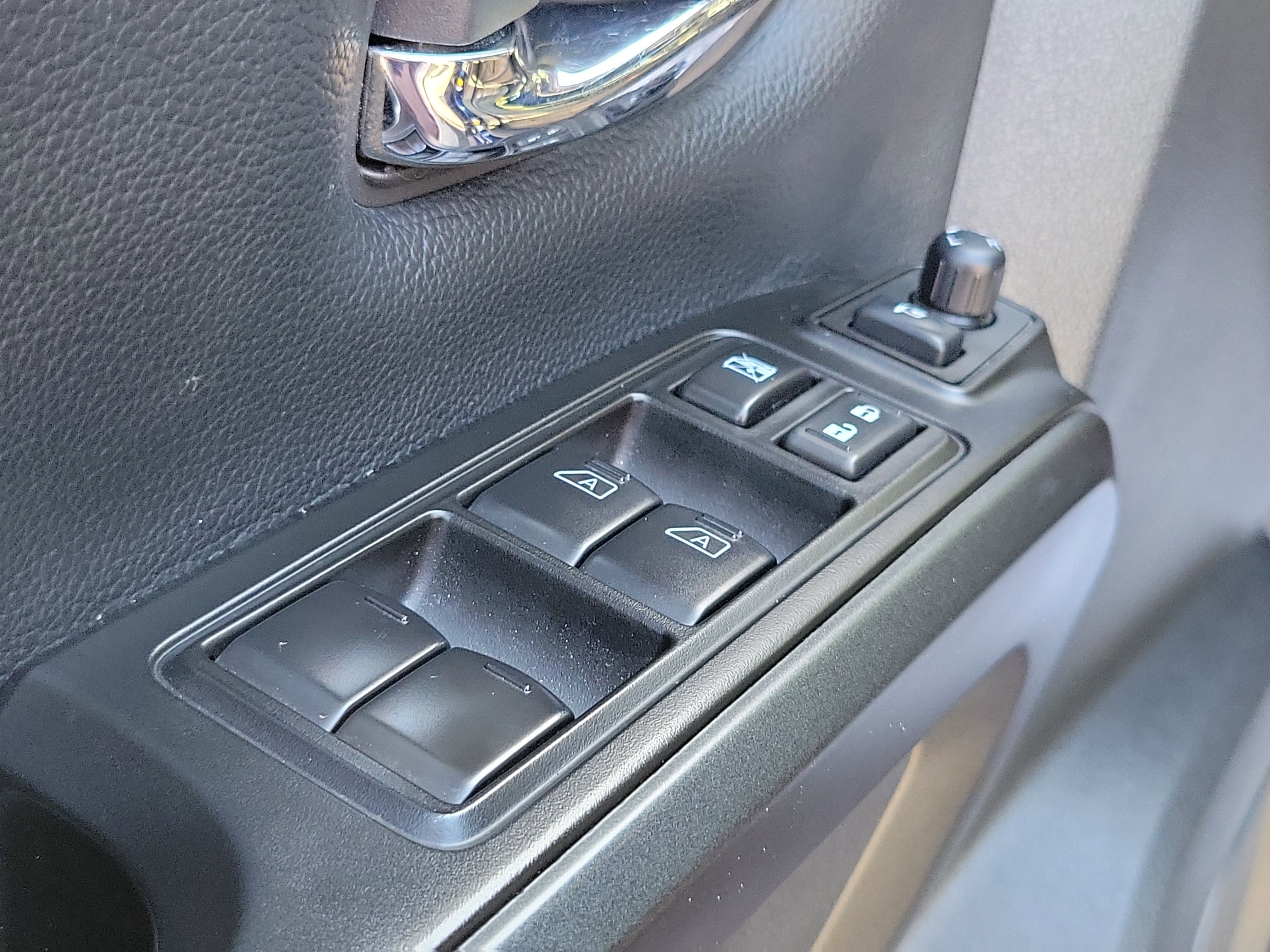 Used 2023 Nissan Titan PRO-4X w/ Pro-4x Convenience Package AWD/4WD image 14