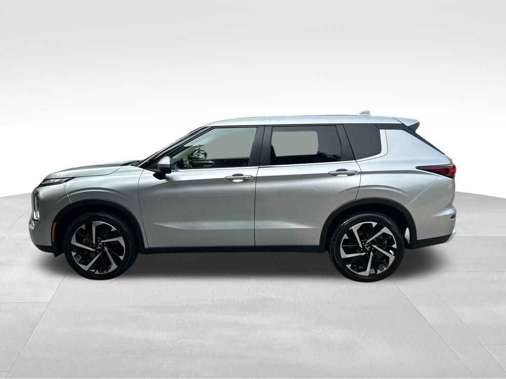 Used 2024 Mitsubishi Outlander SE FWD image 2