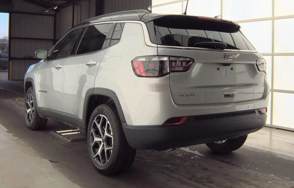 Used 2025 Jeep Compass Limited image 5