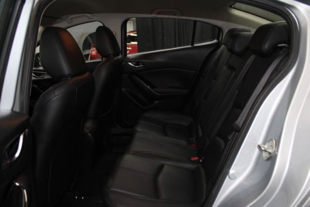 Used 2018 MAZDA MAZDA3 Touring FWD image 18