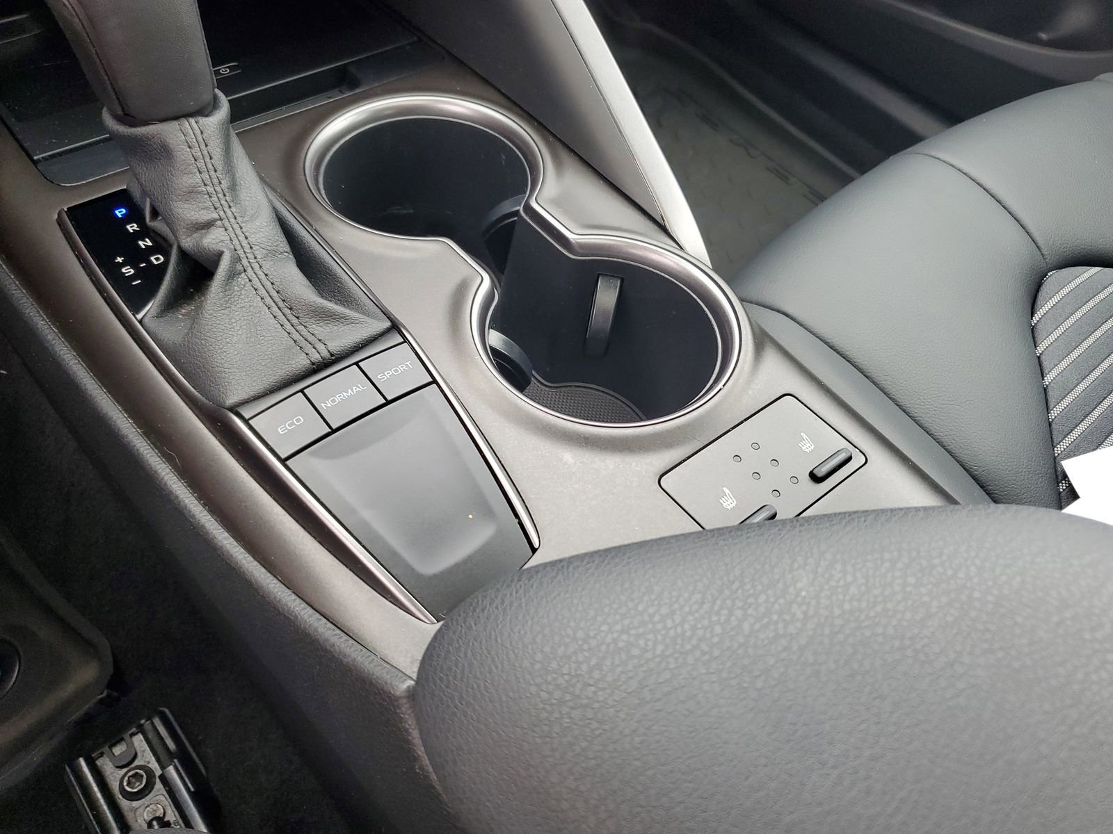 Used 2023 Toyota Camry SE w/ Cold Weather Package image 30