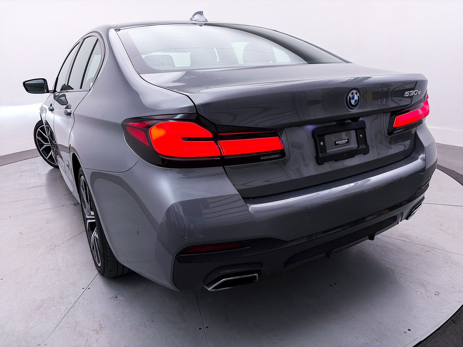 Used 2023 BMW 530e w/ M Sport Package image 4