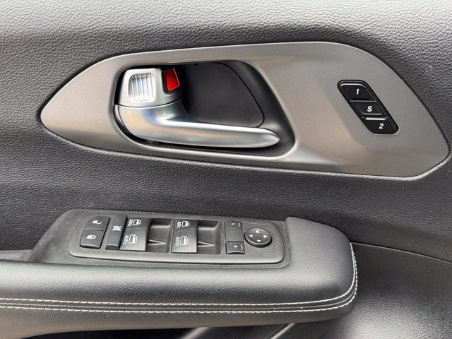 Used 2025 Chrysler Pacifica Select FWD image 9
