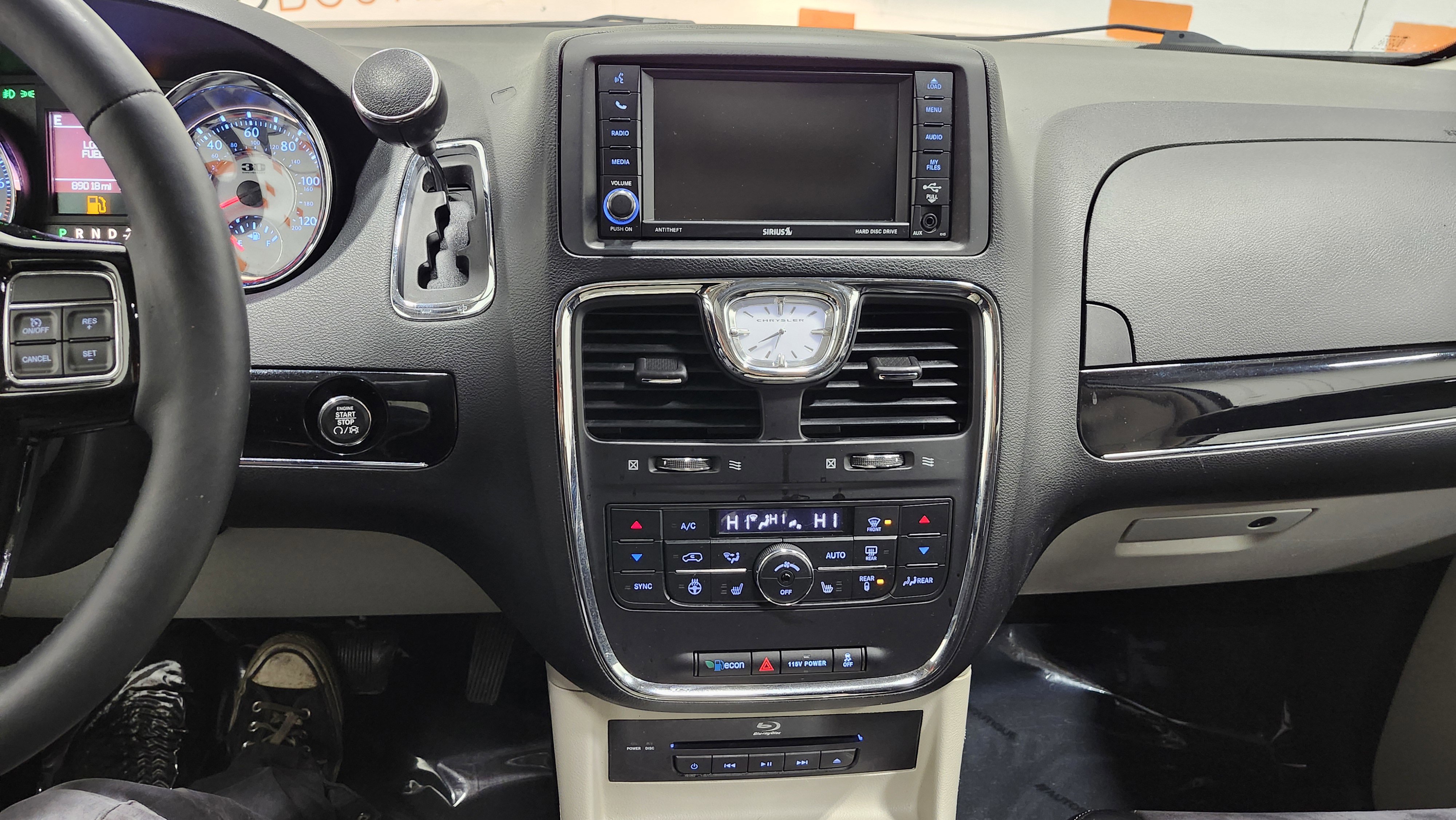 Used 2014 Chrysler Town & Country Touring-L image 31