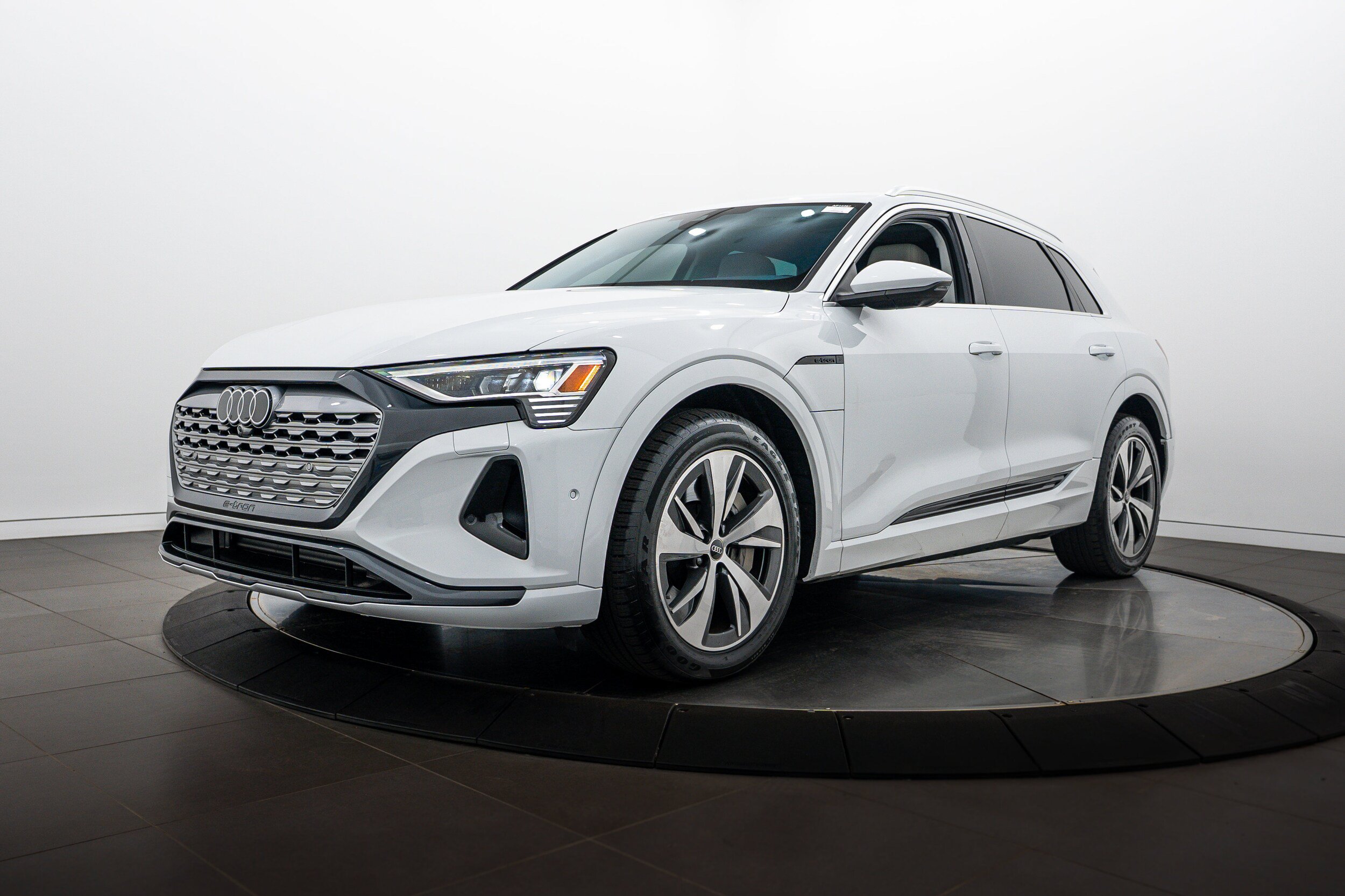 Certified 2024 Audi Q8 e-tron Premium Plus w/ Premium Plus Package AWD/4WD image 6