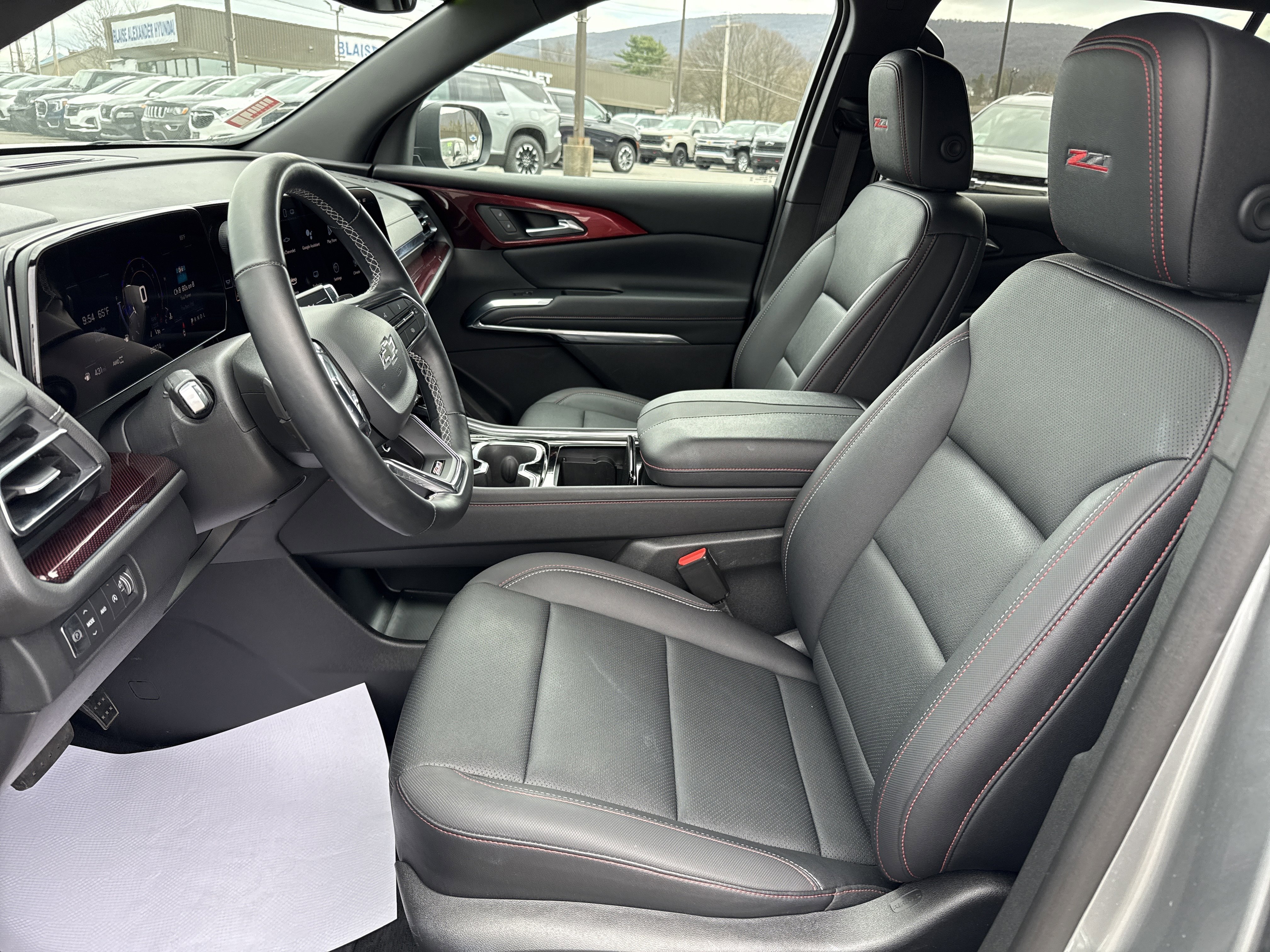 Used 2025 Chevrolet Traverse Z71 image 12