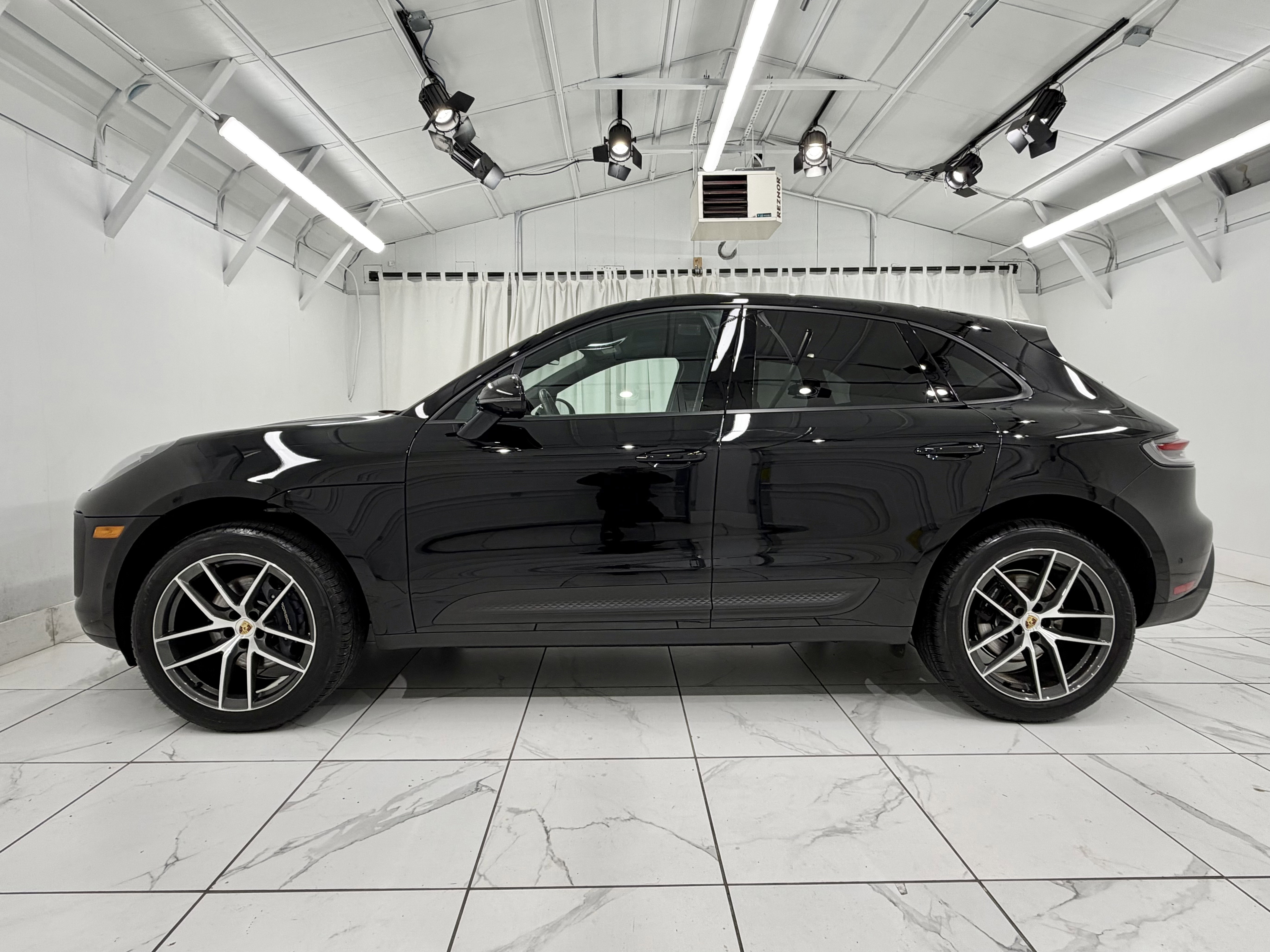 Certified 2025 Porsche Macan image 2